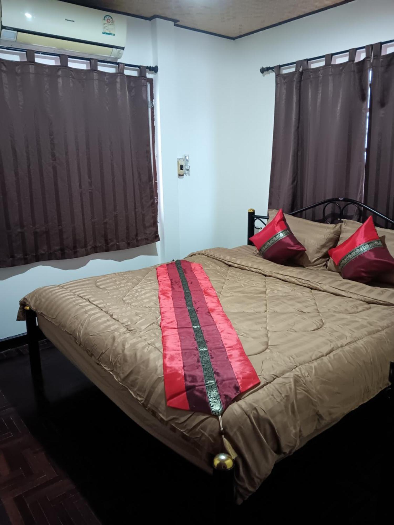 Hug Glur House Tour And Hostel (Adults Only) Čiang Mai Exteriér fotografie